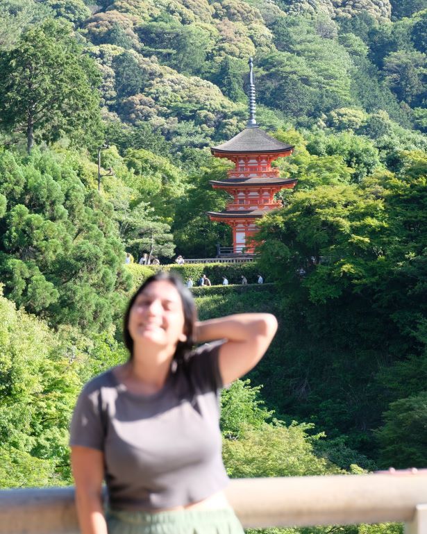 Chica posa con la pagoda del templo kiyomizu en Kioto