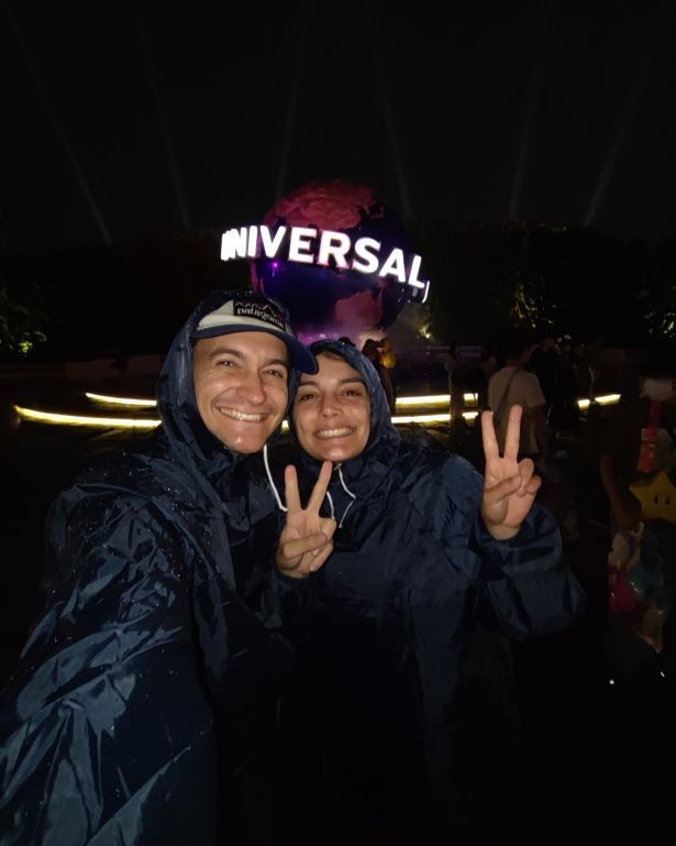 Selfie en la entrada USJ en Osaka, Japón, por la noche