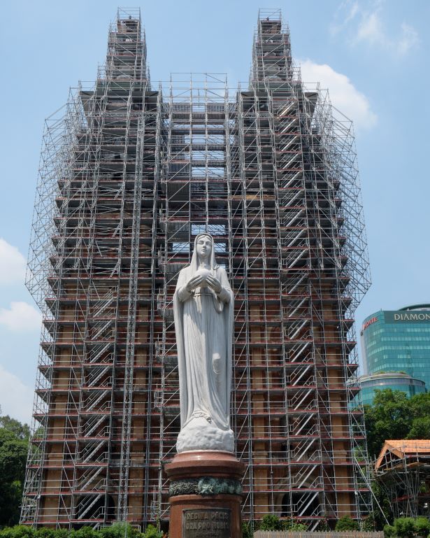 La catedral de notre dame de Saigon con andamios, en Ho chi minh city, vietnam