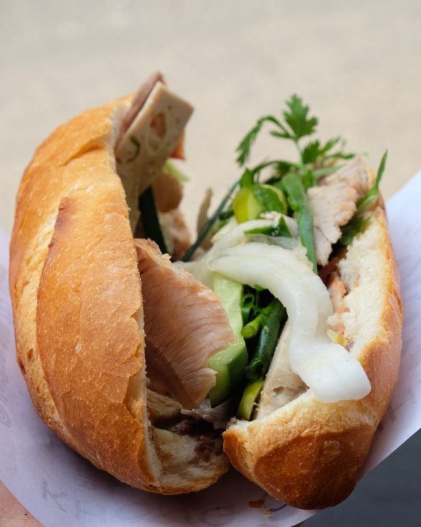 primer plano de un banh mi en vietnam