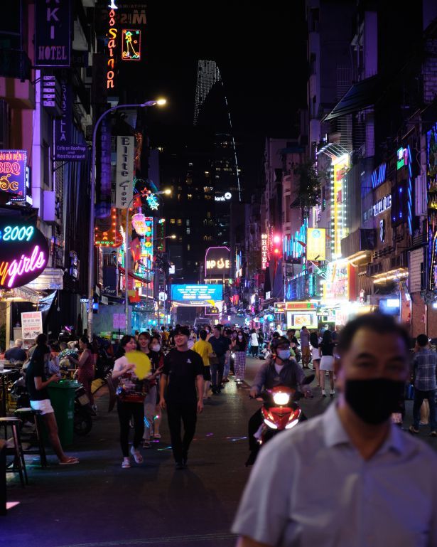 bui vien street por la noche en ho chi minh city