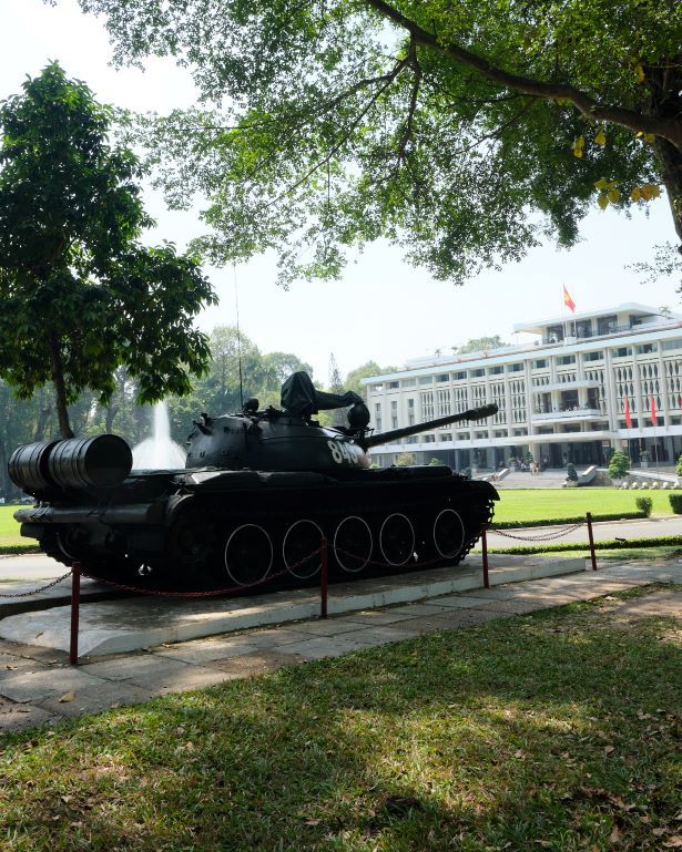 Tanque apuntando al palacio de la reunificacion en ho chi minh city vietnam