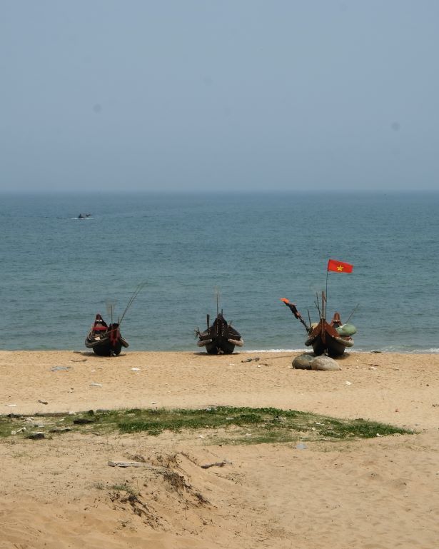 tres embarcaciones vietnamitas en la playa de Lang Co, cerca del Hai Van pass, vietnam