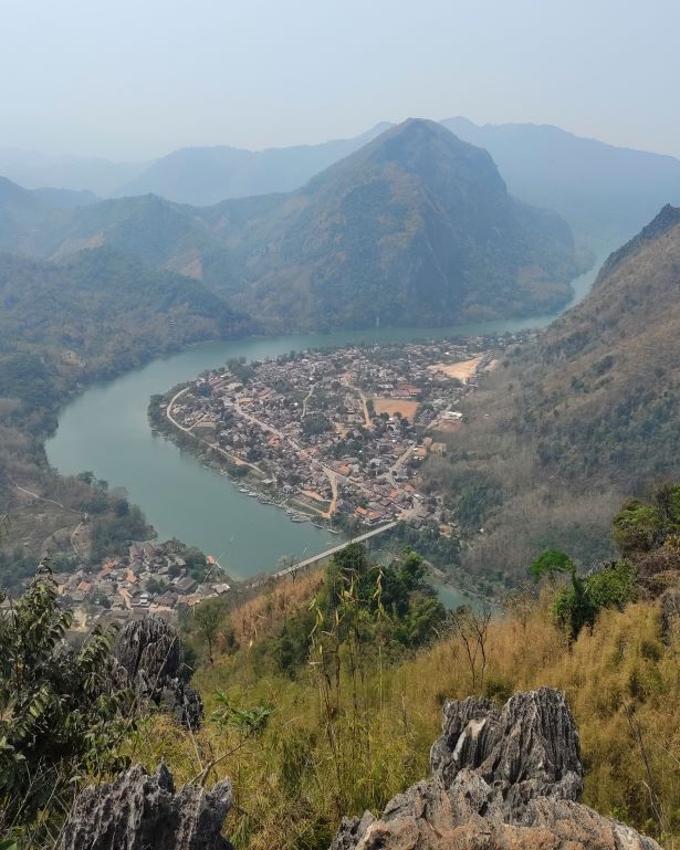 Vista de Nong Khiaw desde un mirador cercano, Laos