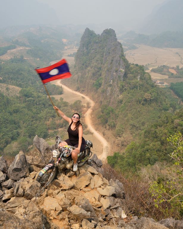 Motocicleta en lo alto del mirador Nam Xay en Vang Vieng, Laos