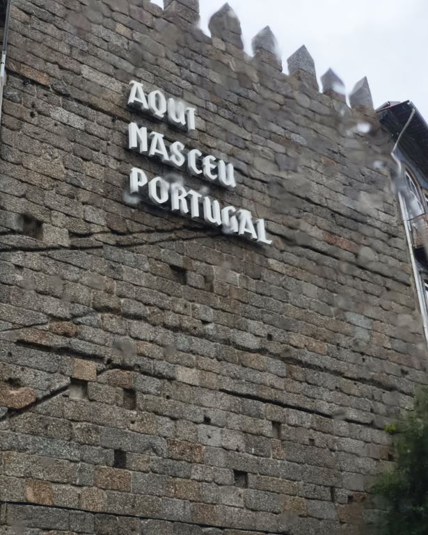 Frase que dice aquí nació portugal en portugues en Guimaraes