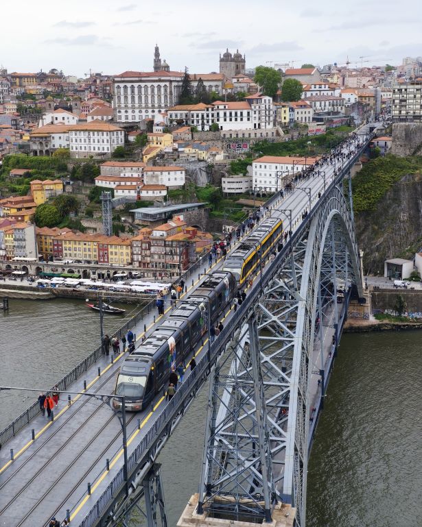 Vistas verticales del puente Luis I desde el mirador de la sierra del Pilar en Oporto, Portugal