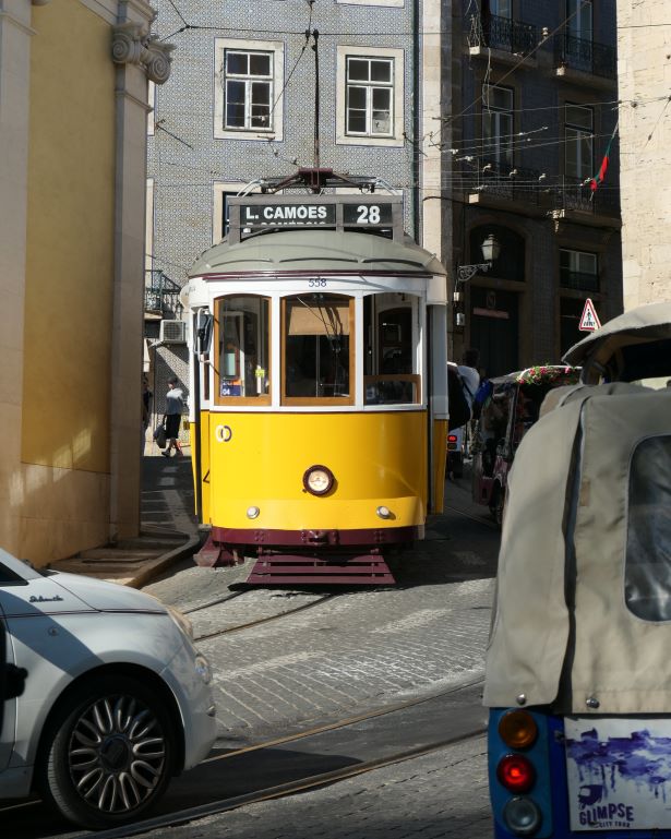 El tranvía 28 de Lisboa visto de frente