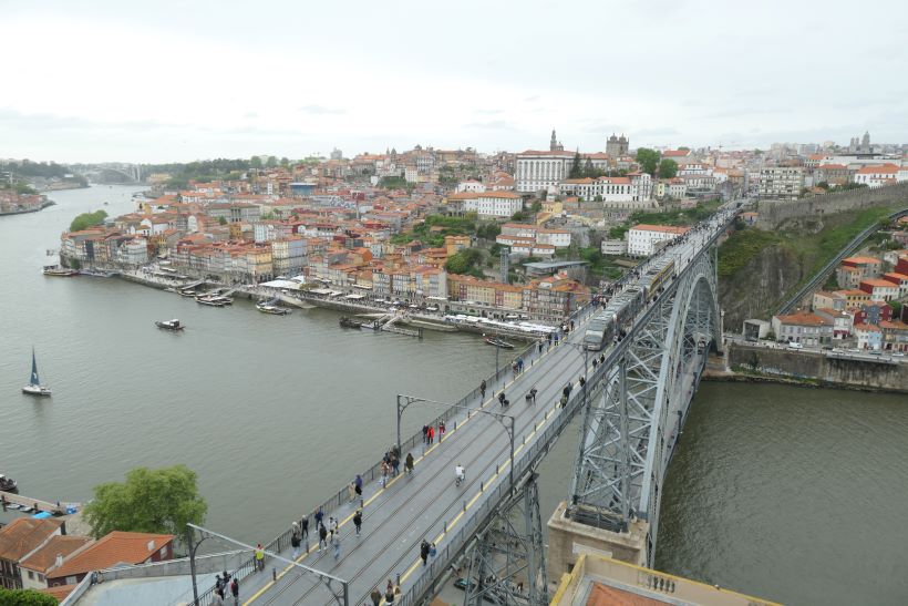 Vistas del puente Luis I desde el mirador de la sierra del Pilar en Oporto, Portugal