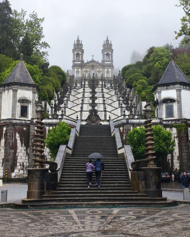 Escaleras del Santuario bom jesus do monte cerca de Braga, en Portugal