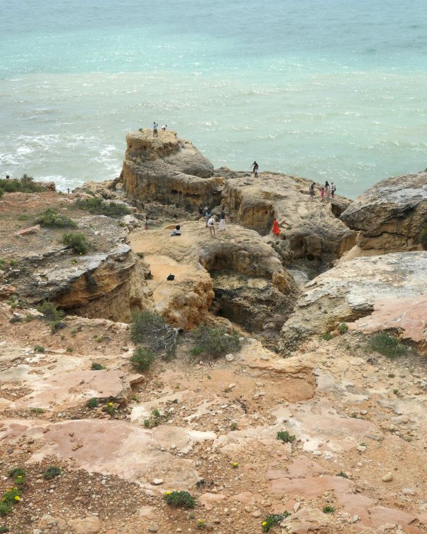 Personas accediendo a los acantilados en el Algar Seco, cerca de Carvoeiro, en el Algarve, Portugal