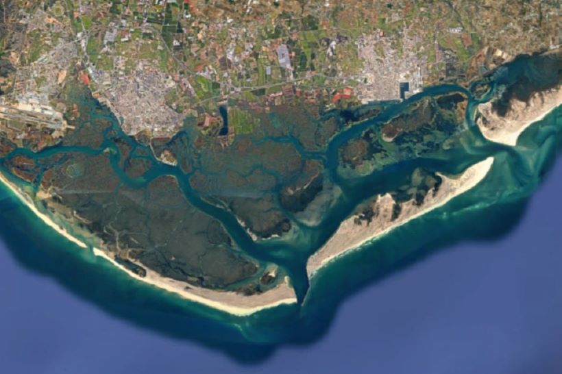Vista aérea de la Ría Formosa en Portugal, obtenida de google earth