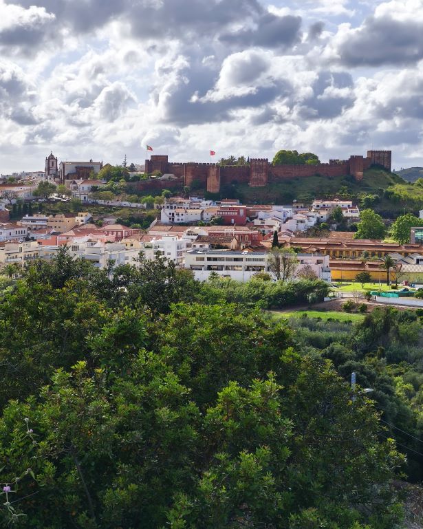 Vistas de Silves y su Castillo, en el interior del Algarve, Portugal