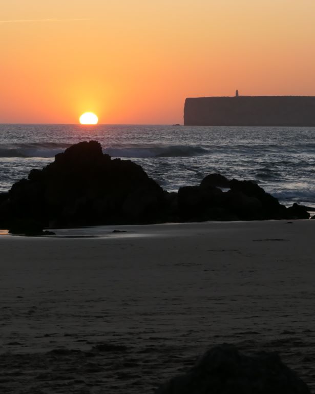 Atardecer en Sagres desde la playa del tonel. Al fondo el cabo San vicente