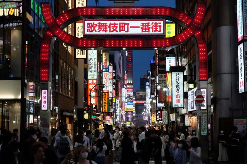 Entrada al barrio rojo de Kabuchiko en Tokio, Japón