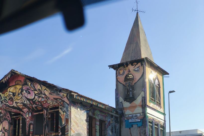 Arte urbano en una antigua iglesia en Olhao, Algarve, Portugal