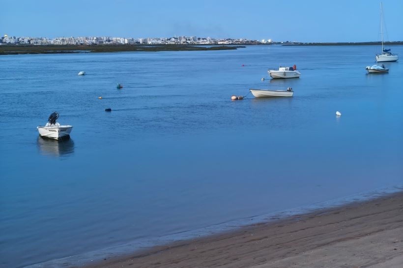 vistas de Faro desde el otro lado de la Ría Formosa