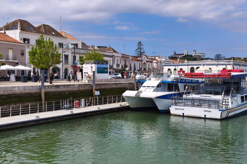 Vista del ferry que conecta Tavira con la Ilha de Tavira