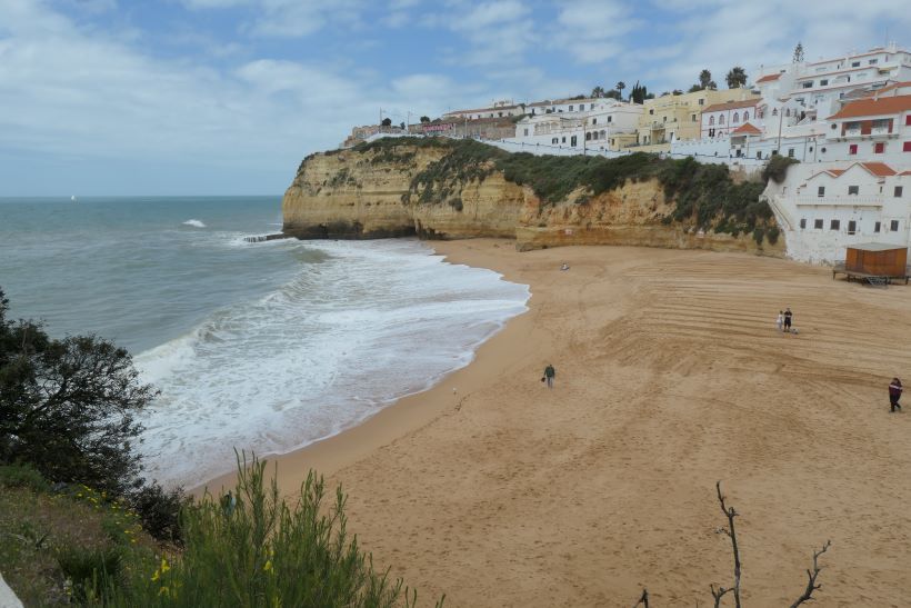 Vista de la playa de Carvoeiro en el Algarve de portugal