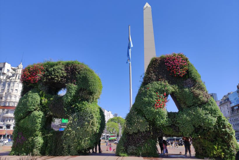 letras B y A en buenos aires, argentina, con el obelisco de fondo