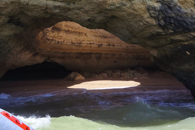 Vista interior de la cueva de Benagil en el Algarve, Portugal