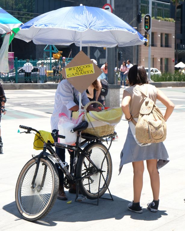 Un señor vendiendo tacos de canasta en bicicleta en la Ciudad de Mexico