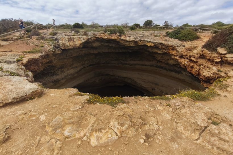 La cueva de Benagil vista desde arriba, a pie, en el Algarve, Portugal