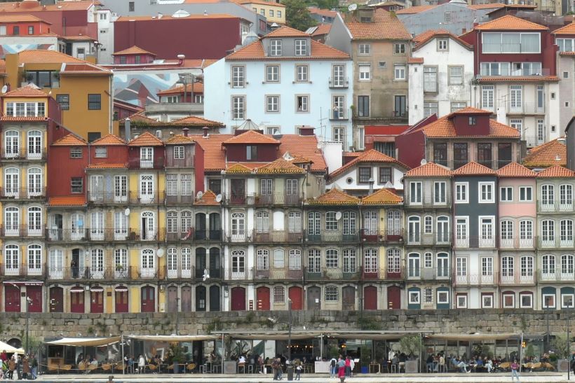 vista de la ribera de oporto desde vila nova de gaia