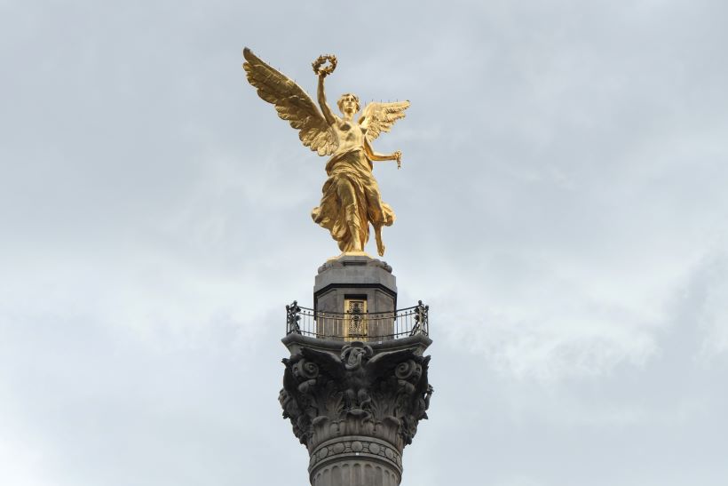 Plano cercano del angel de la indepencia en cdmx