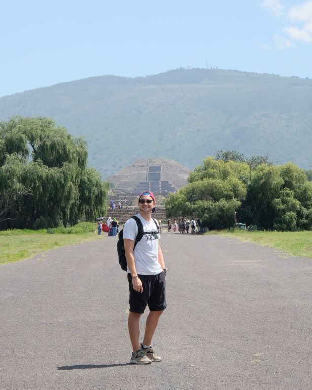 Piramide de la luna al fondo de la calzada de los muertos en Teotihuacan, México