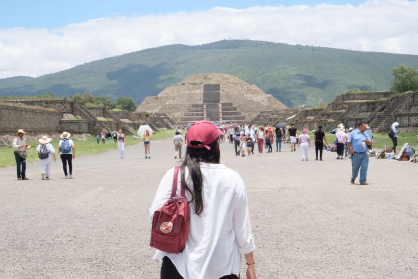 Piramide de la Luna y Calzada de los Muertos en Teotihuacán, México