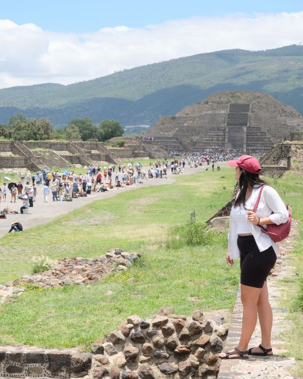 Piramide de la luna y calzada de los muertos, vista alta en Teotihuacan, México
