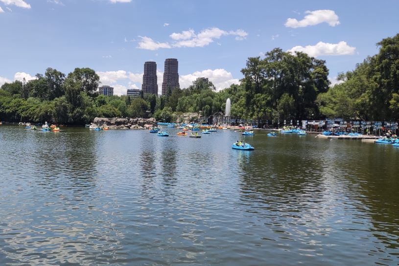 Lago en el bosque de chapultepec en ciudad de mexico