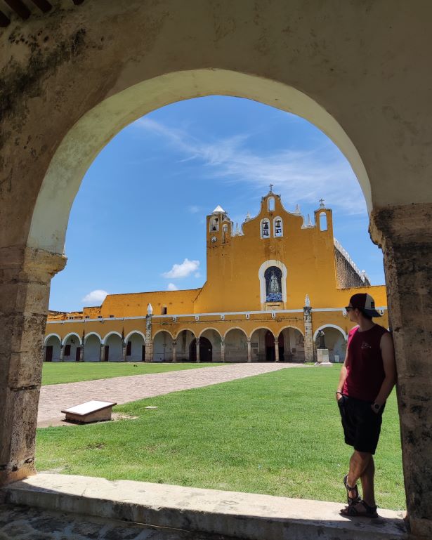 Convento de Izamal visto desde un arco