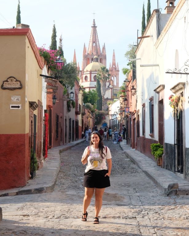 Vistas de la parroquia de San Miguel Arcángel en San Miguel de Allende desde la calle cuna
