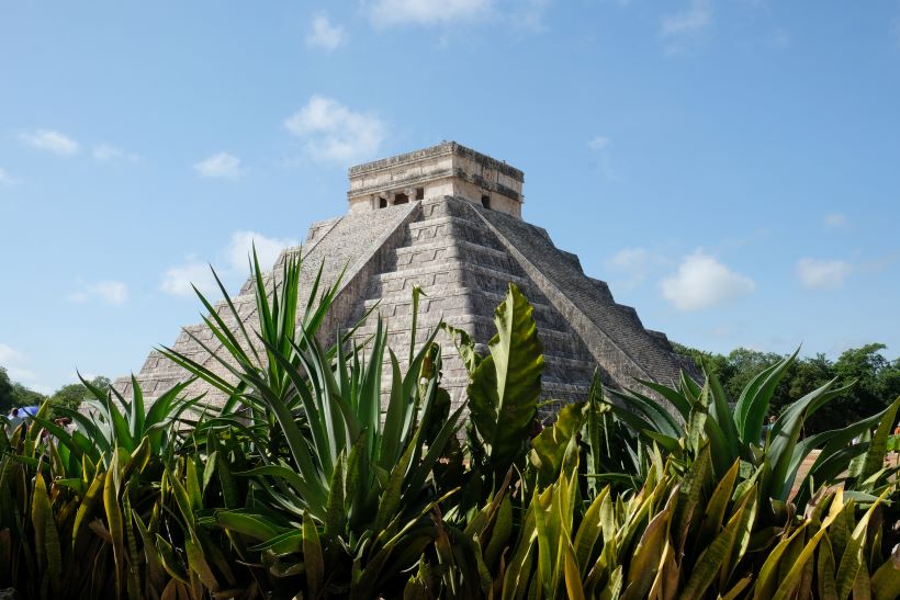 chichen itza en riviera maya con hierba