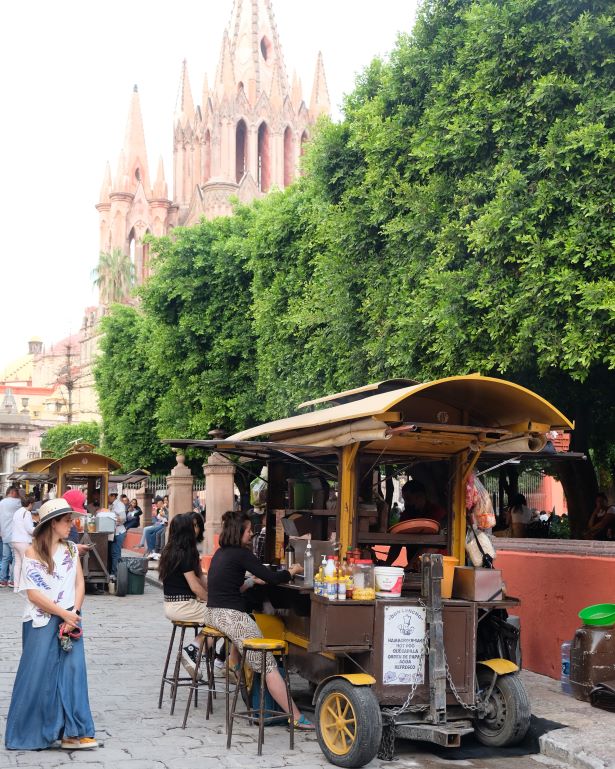 Puestos callejeros en san Miguel de Allende cerca de jardin Allende