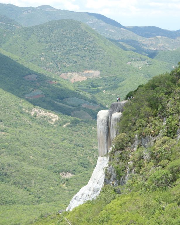 Cascadas petrificadas en Hierve el Agua desde un mirador cerca de Oaxaca