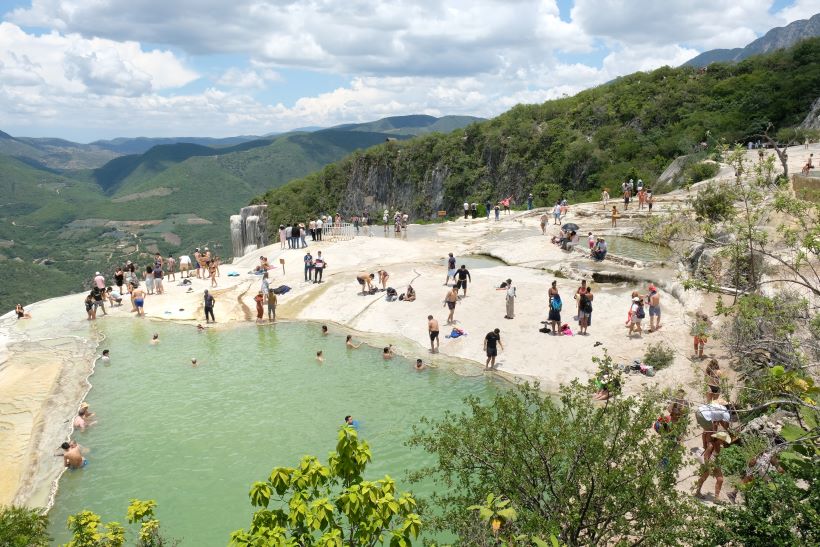Panorámica de Hierve el Agua donde se ve las piscinas y parte de la caida de la cascada grande