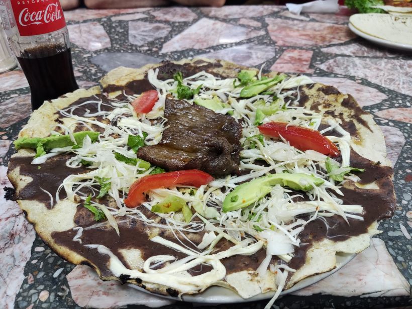 Tlayuda en el mercado 20 de Noviembre en Oaxaca