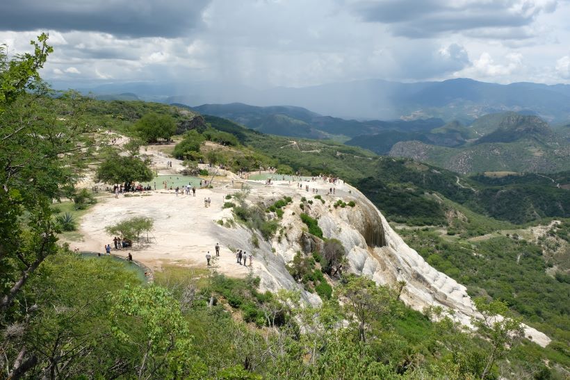 Panorámica de Hierve el Agua donde se ve las piscinas y parte de la caida de la cascada grande