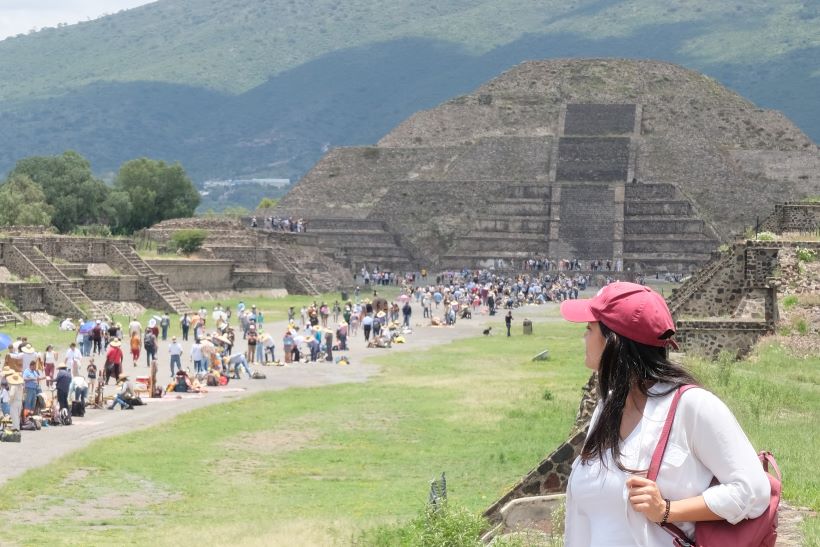 Chica con Gorra en Teotihuacan viendo la calzada de los muertos hacia la pirámide de la luna