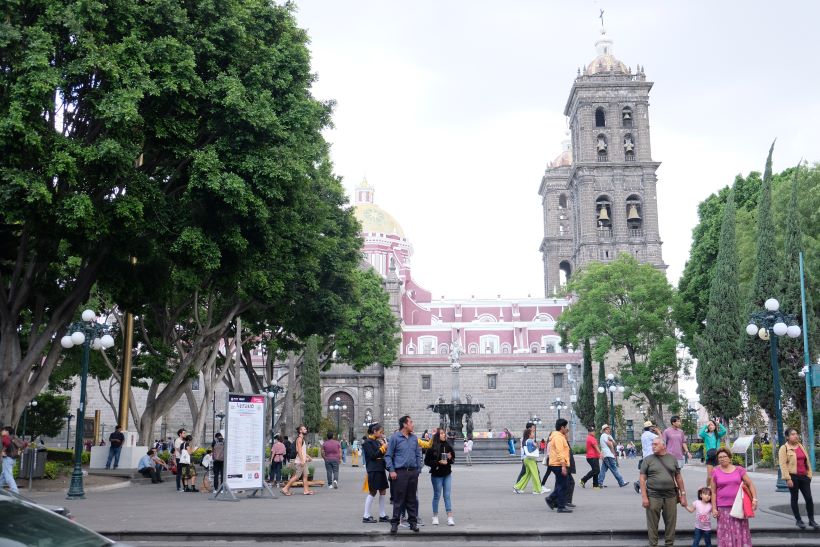 Zócalo de Puebla con la Catedral de fondo
