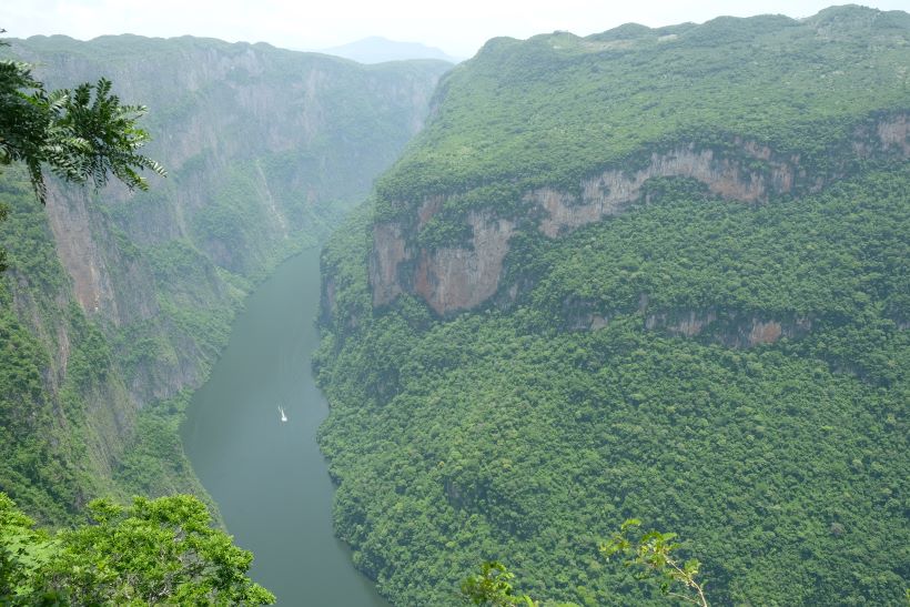 Cañón del Sumidero en México, cerca de San Cristobal de las Casas. Un barco navega el río