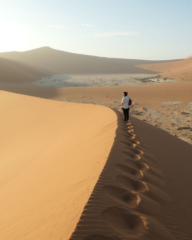 Descenso desde una duna cercana a deadvlei y sus árboles petrificados en Namibia, con la duna big daddy de fondo
