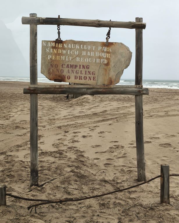 Cartel avisa de entrada restringida a Sandwich Harbour en namibia