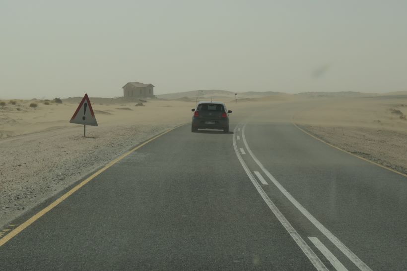 Carretera hacia  el pueblo abandonado de Kolmanskop en Namibia