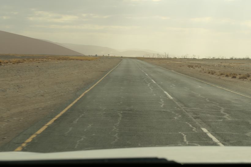 Carretera asfaltada de Sesriem a Sossusvlei en Namibia