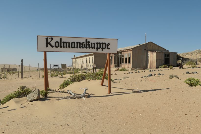 Cartel de Kolmanskop al comienzo del pueblo, en Namibia