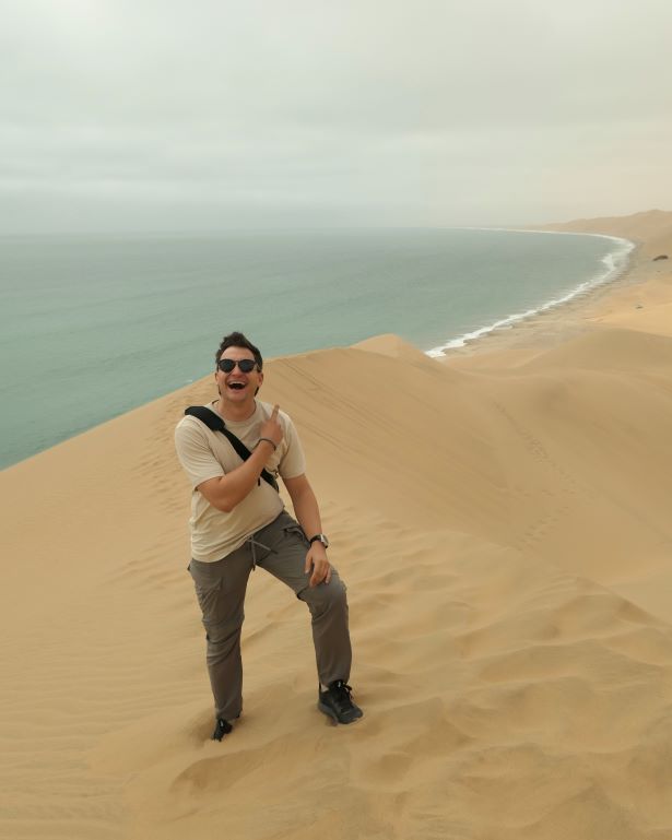 Mirador en lo alto de las dunas de Sandwich Harbour, en Namibia, donde las dunas llegan al mar